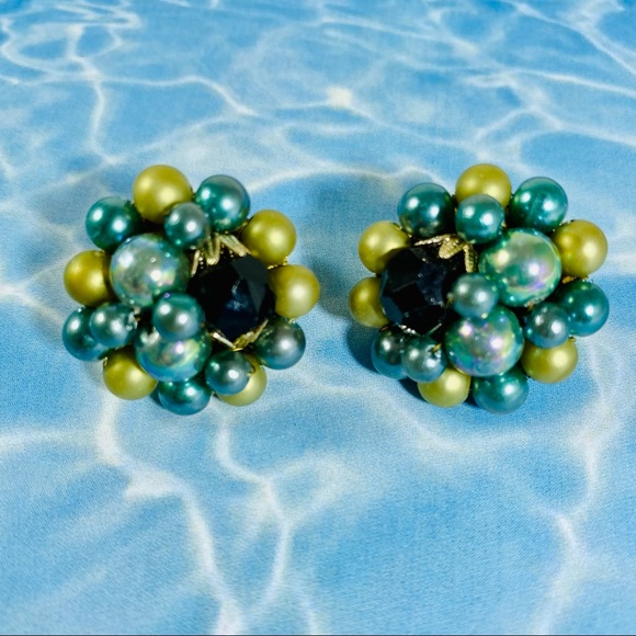 Sea green multi Pearl cluster clip earrings 1960’s - Picture 4 of 4